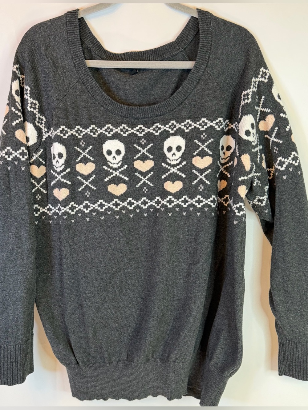 Torrid Gray Sweater Womens 2  Pullover Skulls Hearts Crossbones Gothic